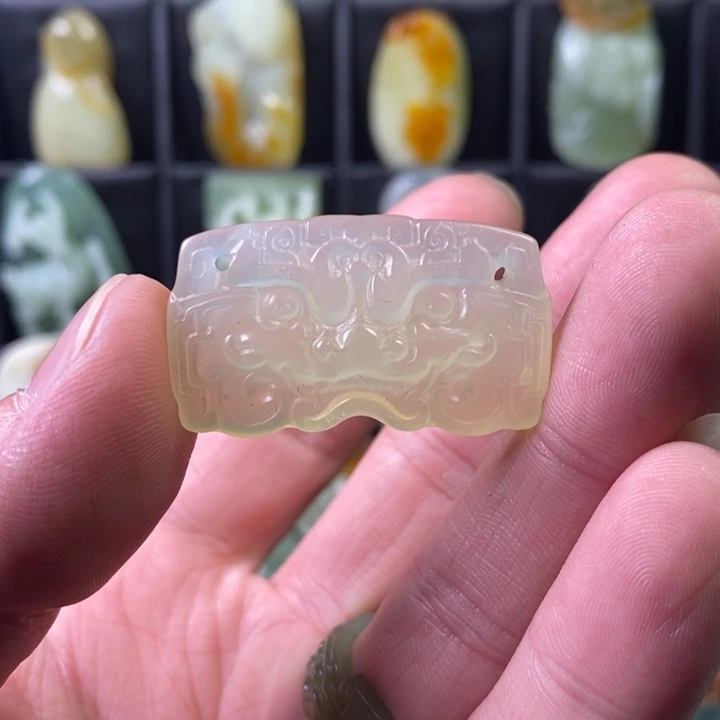 岫玉未镶嵌颈饰饕餮纹牌