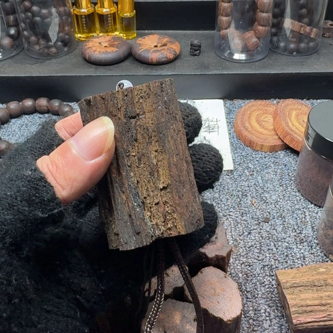 藤类满油降真香手把件