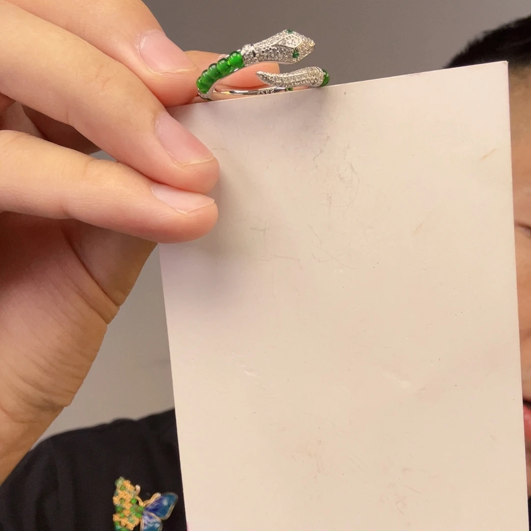 翡翠未镶嵌颈饰一件