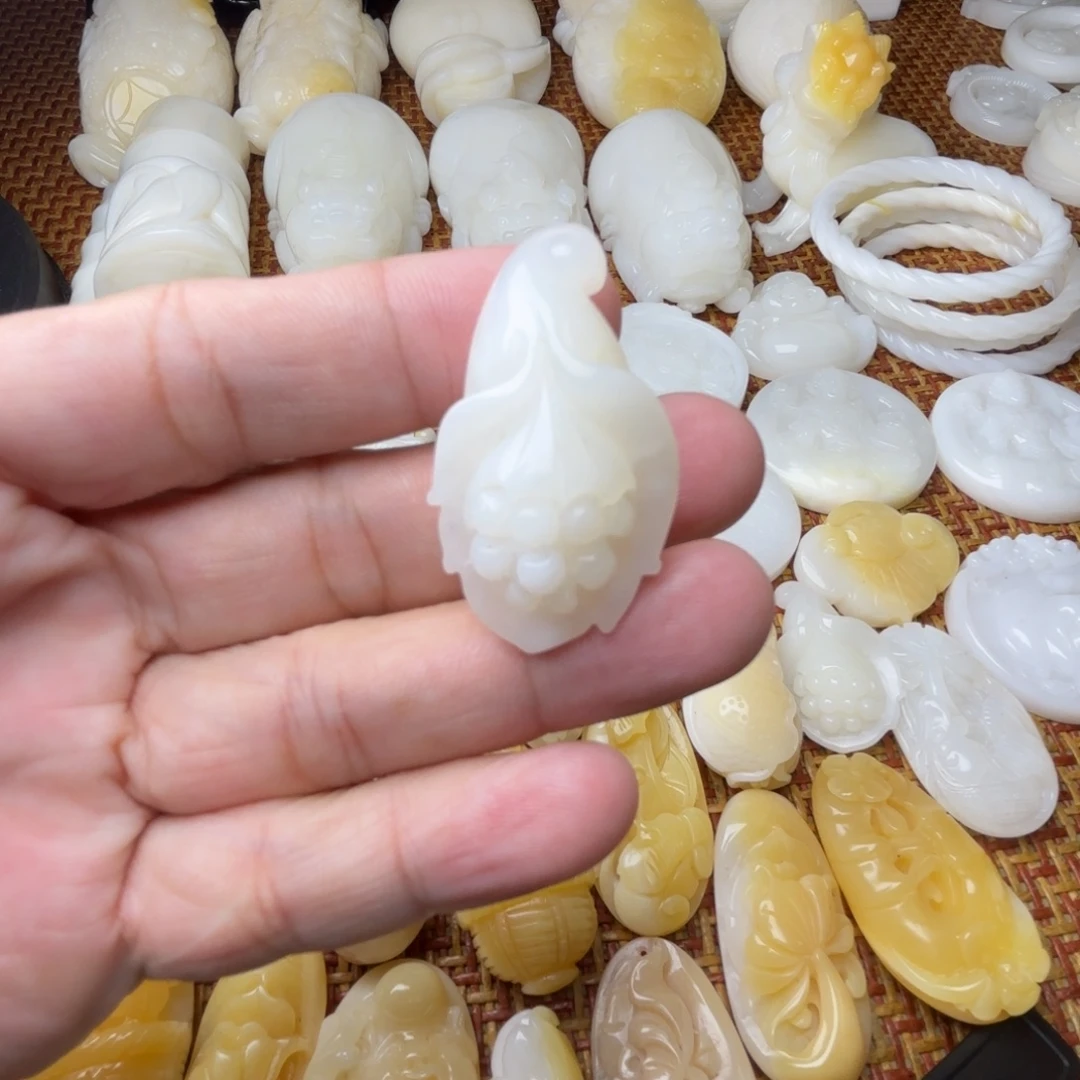 贝壳非金属玉化吊坠