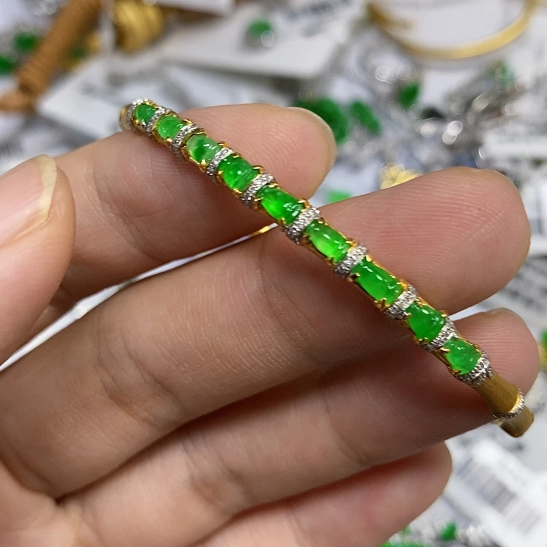 【闪购商品】颈饰18K金镶嵌翡翠娜**样手镯