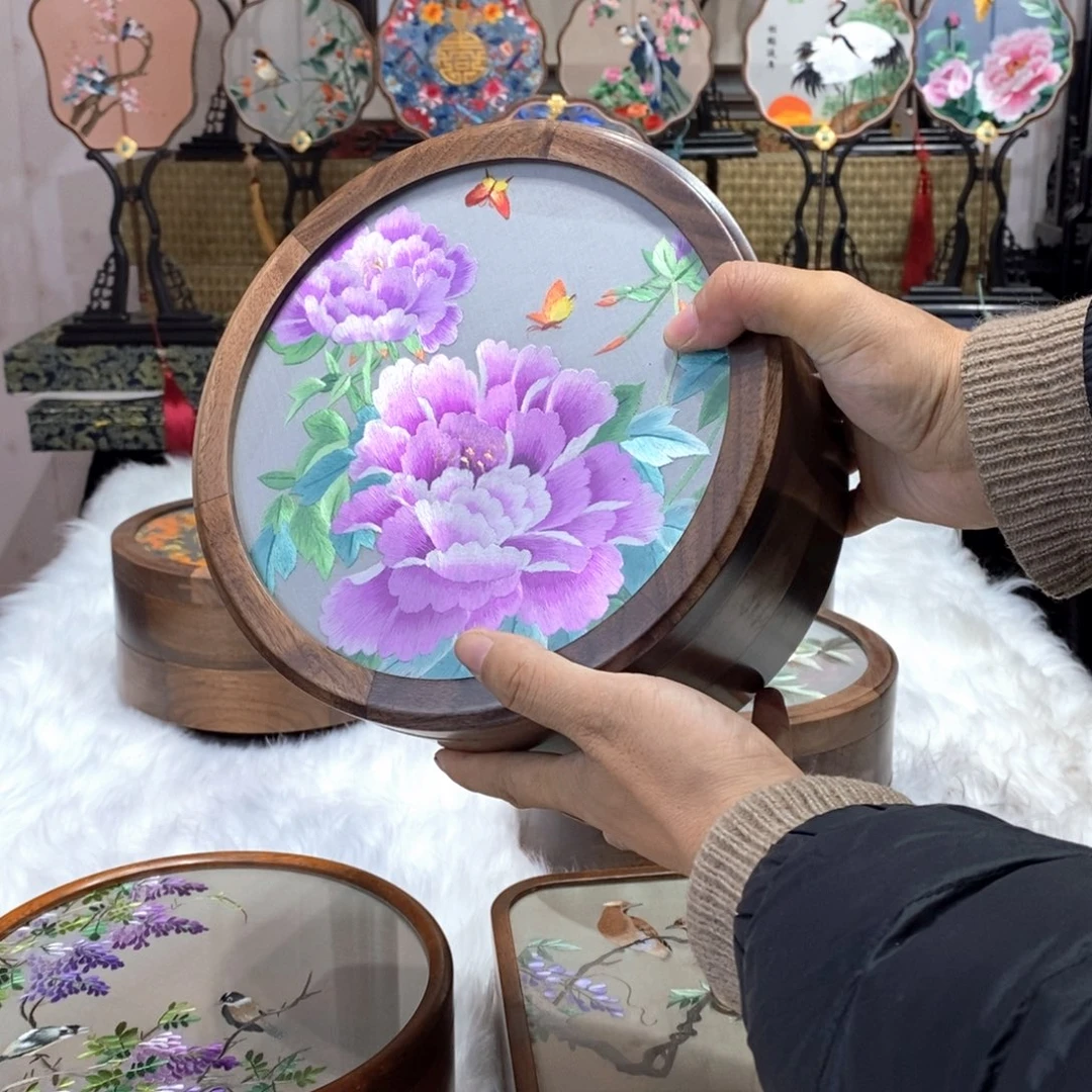 刺绣花**在苏州纯手工制作