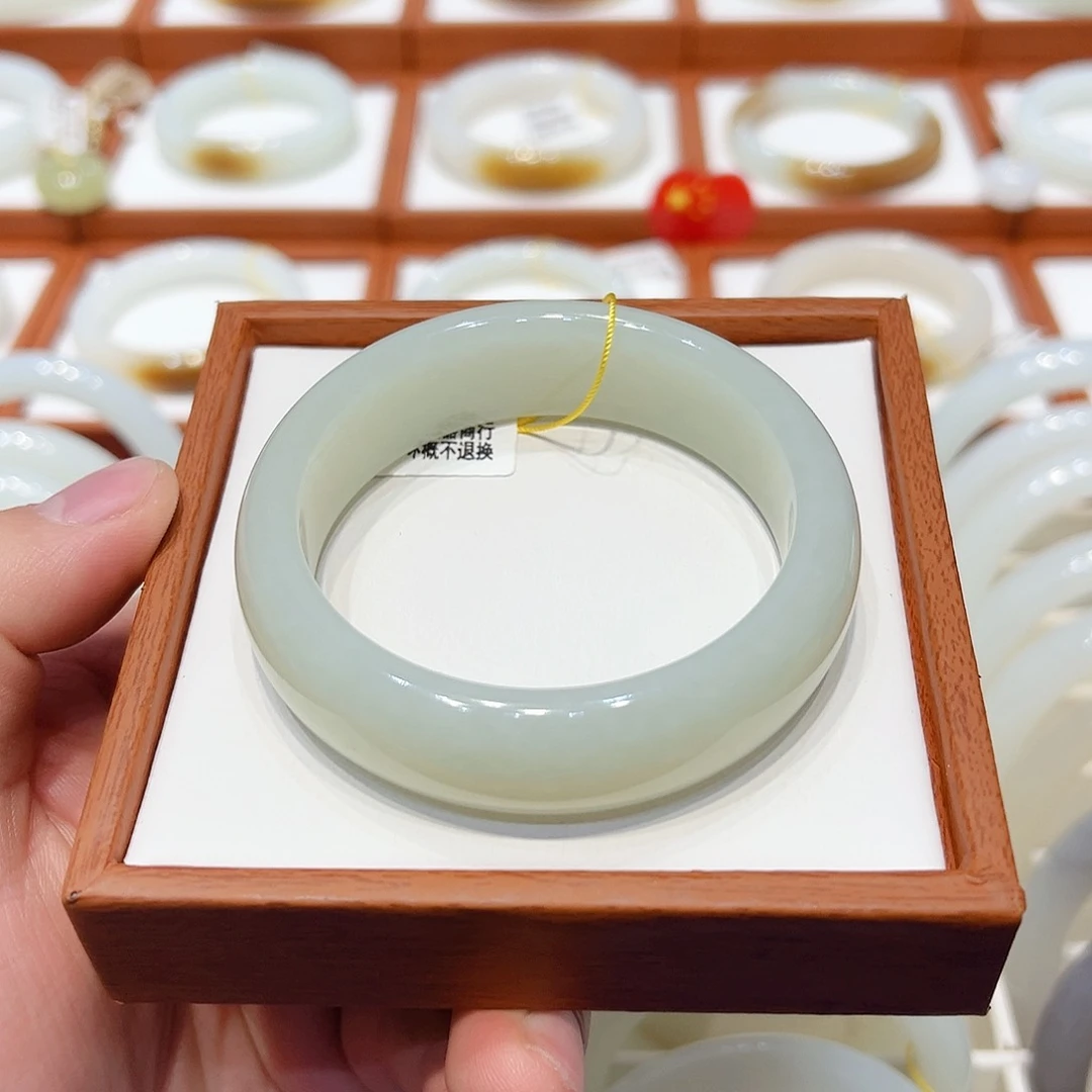 和田玉手镯未镶嵌青白玉