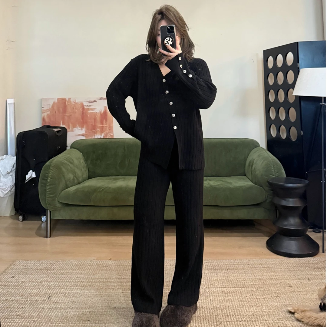 晶咕软软【精致呼吸】韩系慵懒风设计感V领针织上衣+针织裤套装