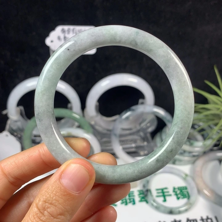 翡翠未镶嵌手镯70号。 55.6圈