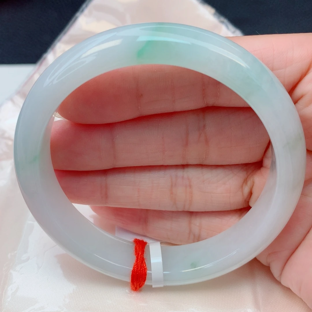 翡翠未镶嵌手镯59圈 细糯化白底飘绿花有纹