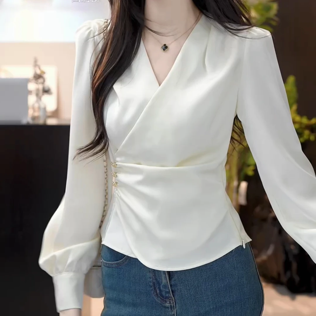 【冰白海屿】春款2025设计感缎面长袖打底衬衫女V领上衣LK2501352
