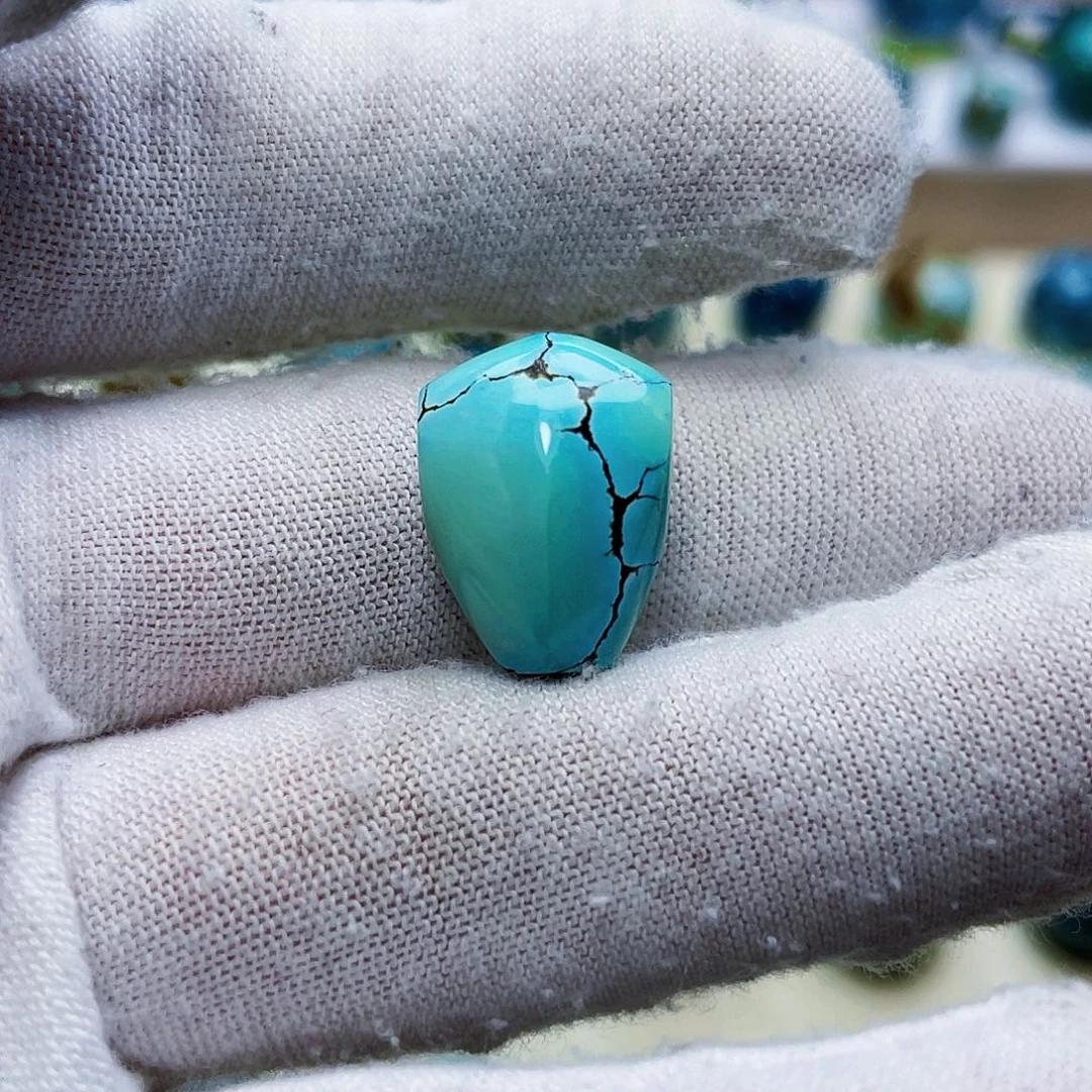 绿松石未镶嵌颈饰