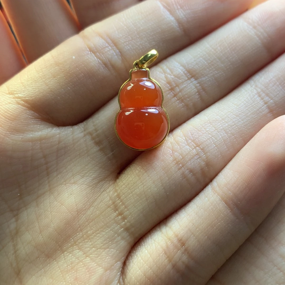 18K金镶嵌吊坠南红玛瑙