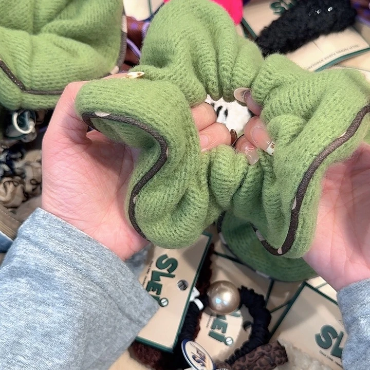 绿色棕边大肠圈毛线
