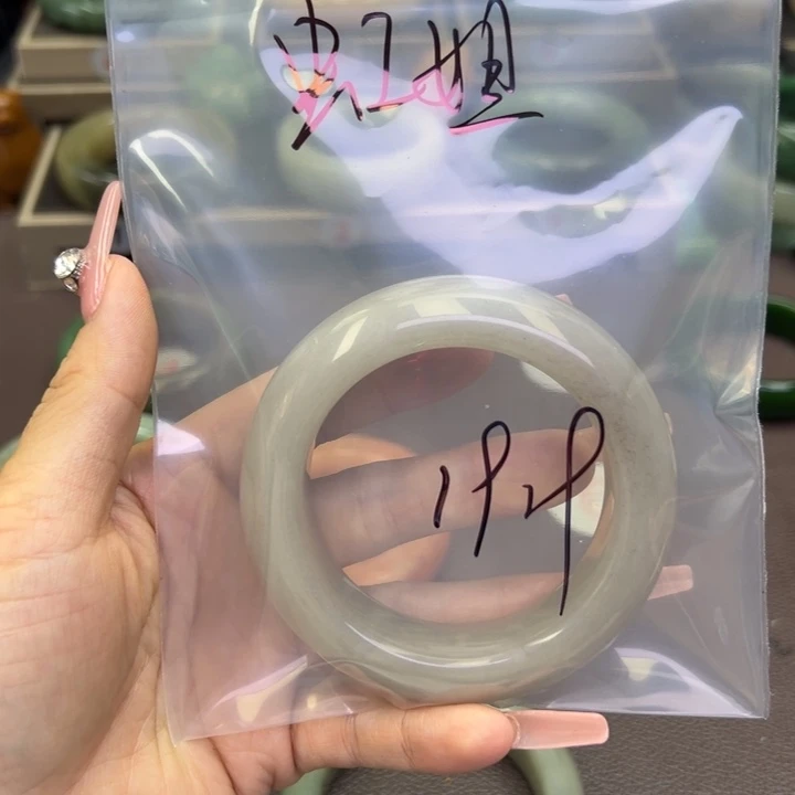 未镶嵌手镯石英岩玉虹*