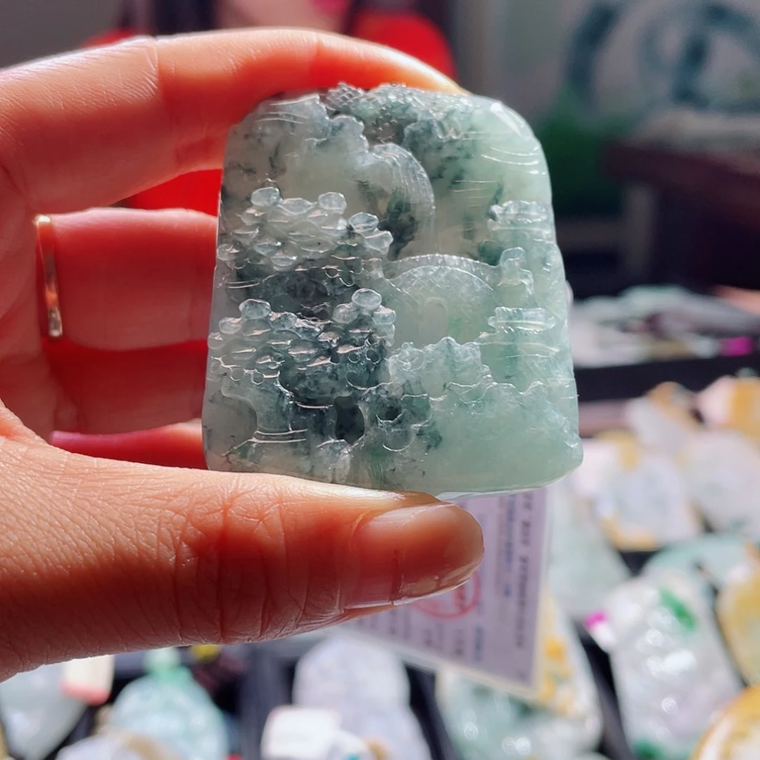 翡翠未镶嵌颈饰一个
