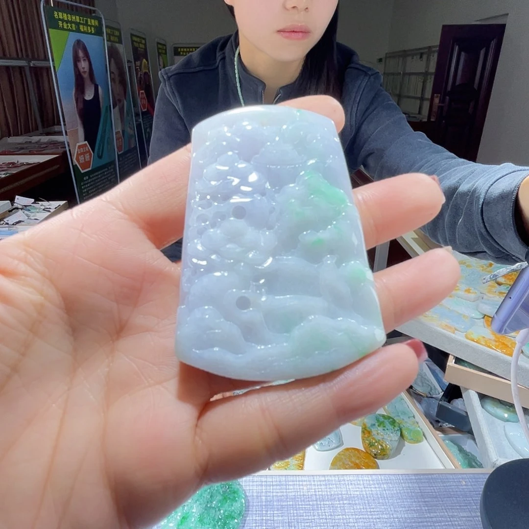 翡翠未镶嵌颈饰一个