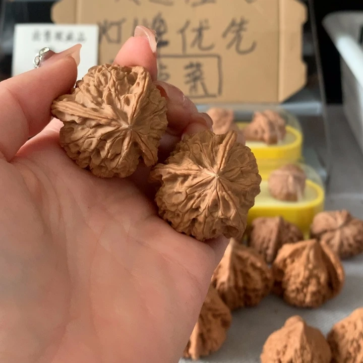 举***独吊坠文玩核桃异形单只，有瑕疵