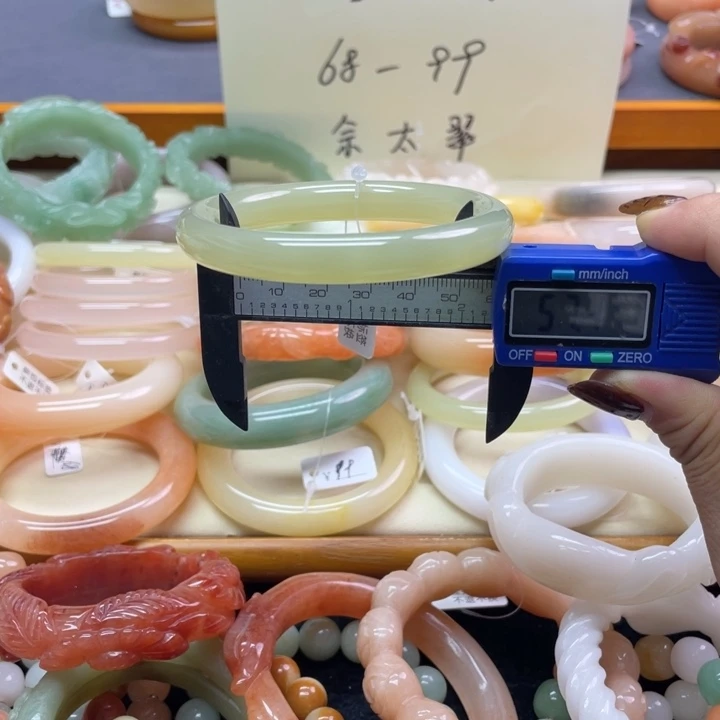 未镶嵌石英岩玉珠宝奇石