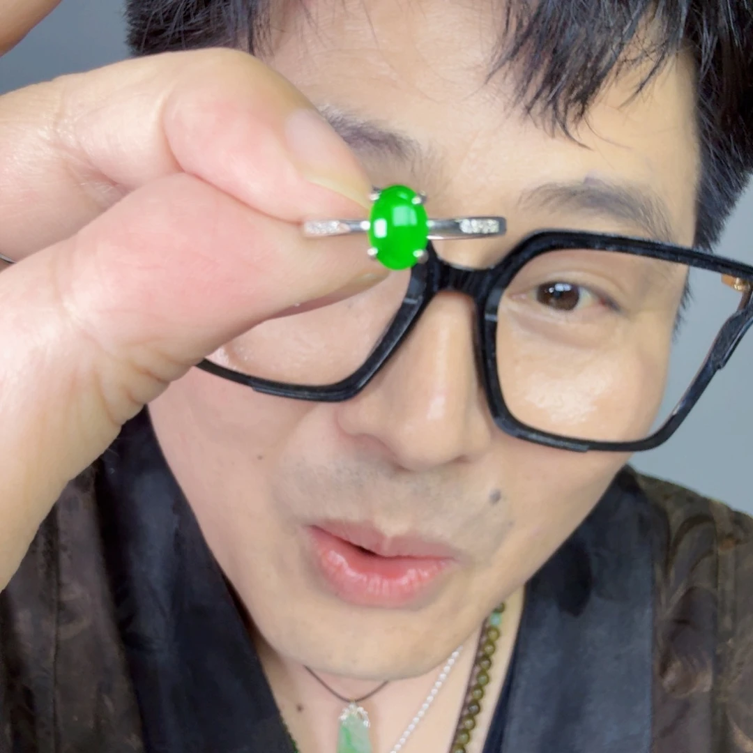 翡翠未镶嵌颈饰一件