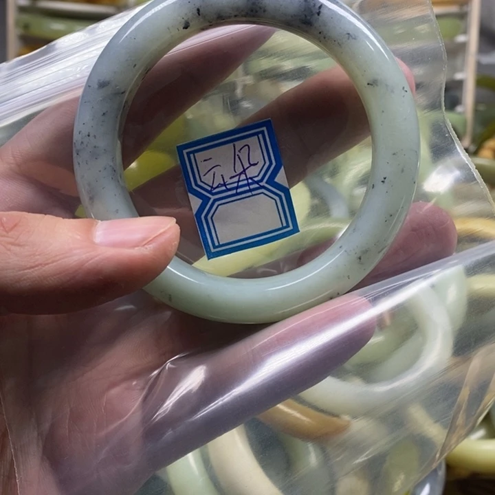 蛇纹石玉手镯未镶嵌云***