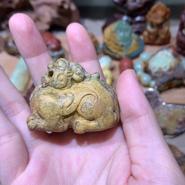 未镶嵌岫岩河磨玉（透闪石质玉）把件