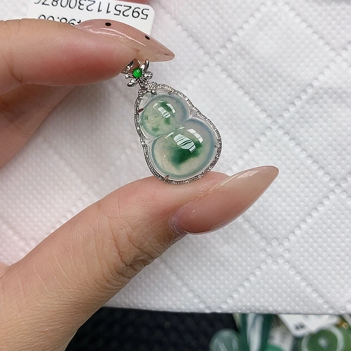 颈饰18K金镶嵌翡翠