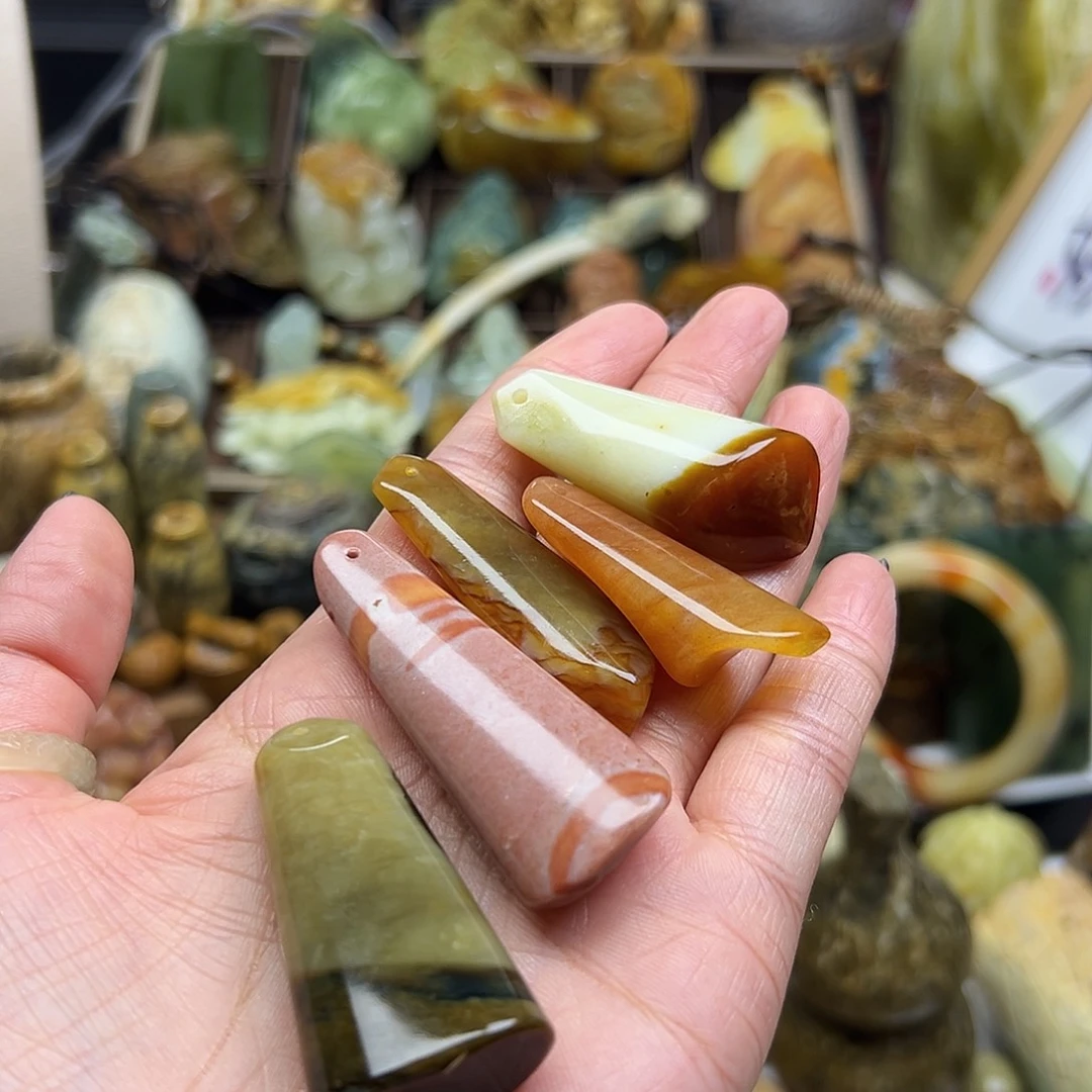 一***月未镶嵌岫玉颈饰花玉5个