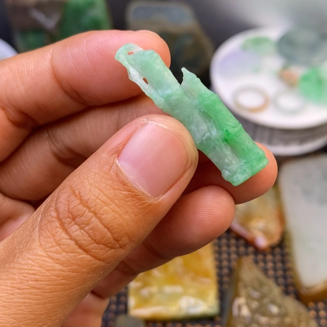 翡翠颈饰未镶嵌翡翠