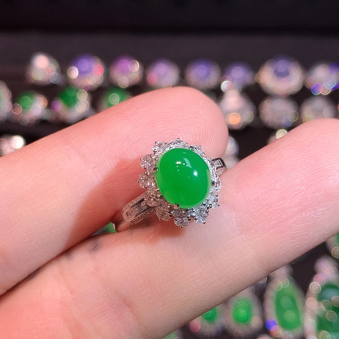 翡翠18K金镶嵌戒指高冰正阳满绿蛋面戒指