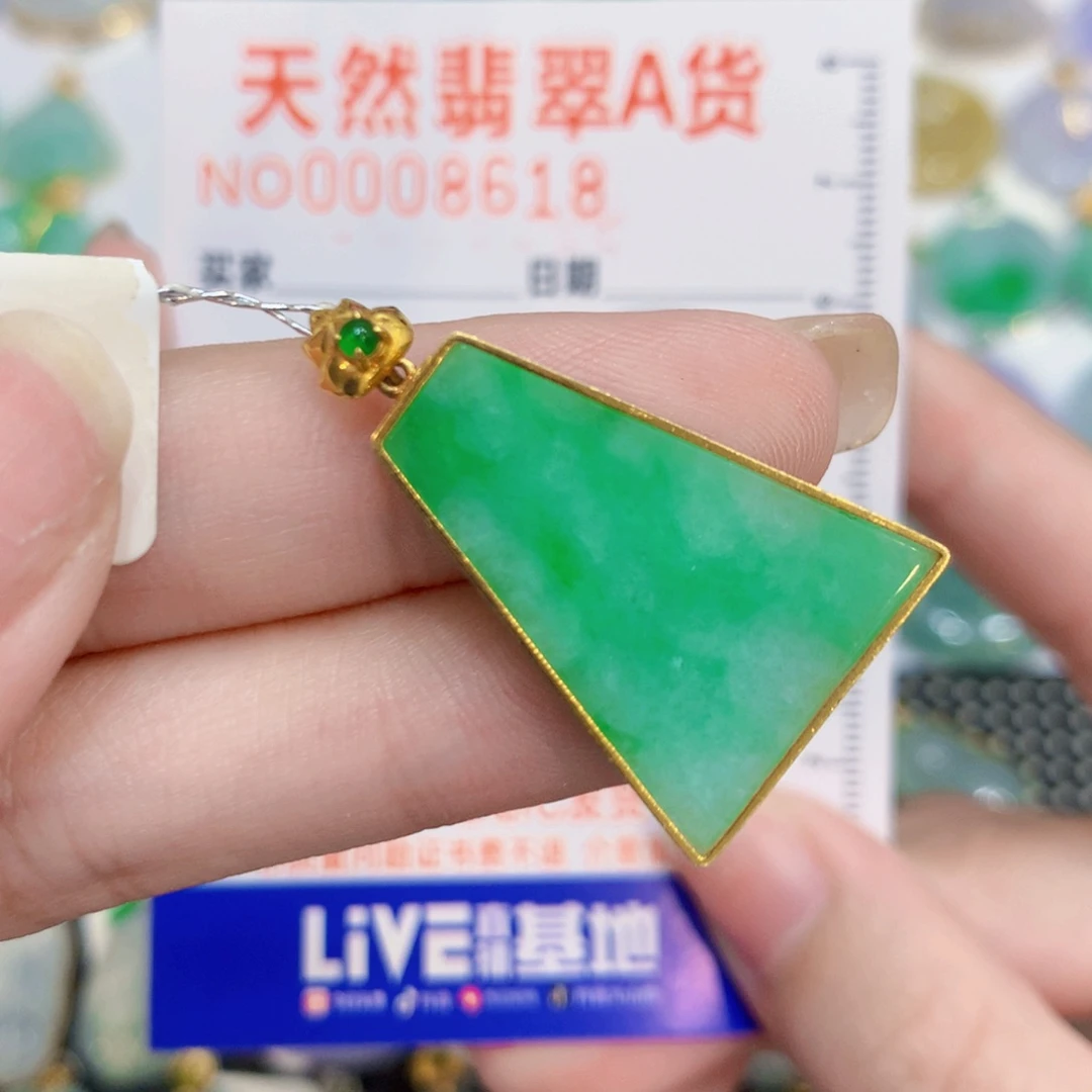 翡翠18K金镶嵌颈饰无事牌