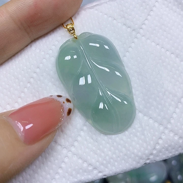 颈饰18K金镶嵌翡翠挂件