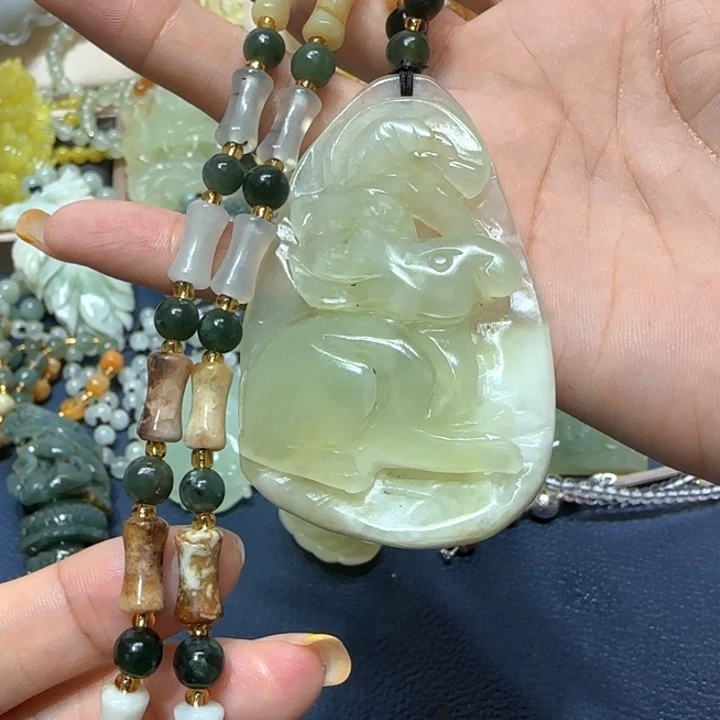 未镶嵌蛇纹石玉吊坠