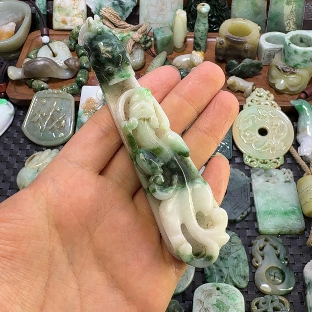 翡翠未镶嵌颈饰任****）翡翠颈饰未镶嵌