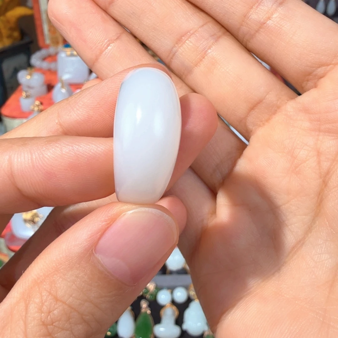 甜***妮和田玉未镶嵌颈饰