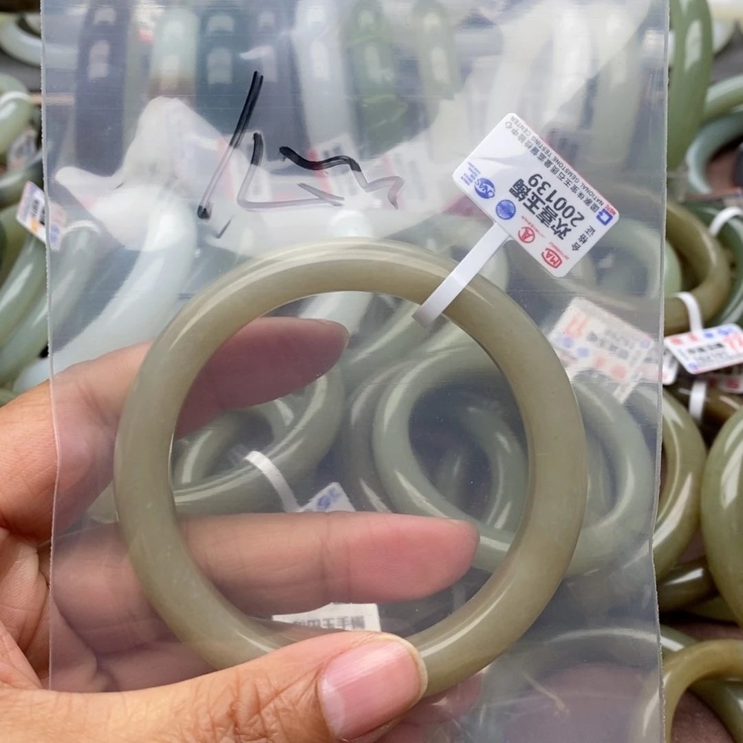 和田玉手镯未镶嵌?*缇