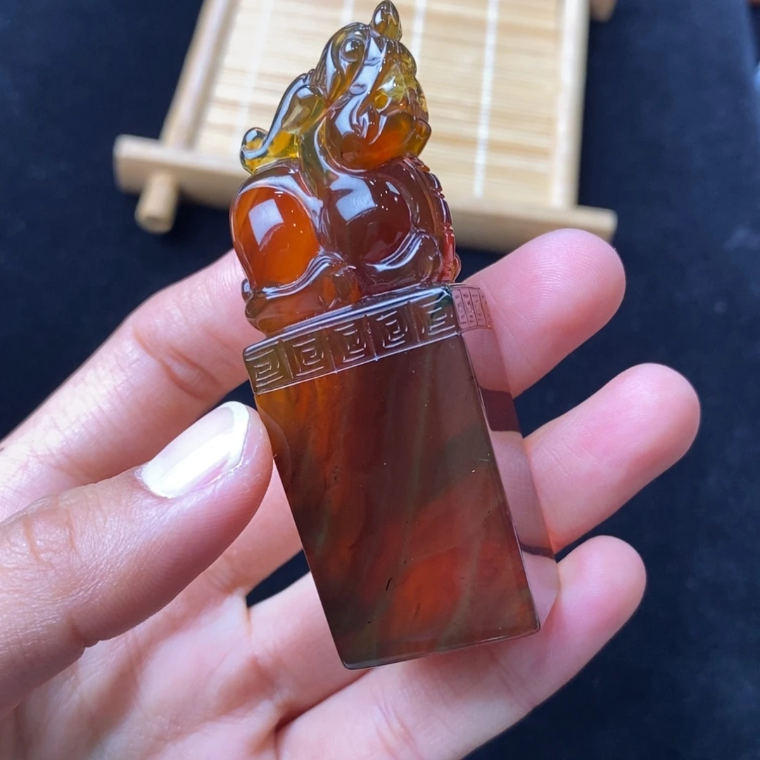 琥珀未镶嵌颈饰26.2克