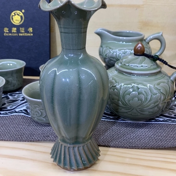 摆件青瓷花口瓜棱瓶