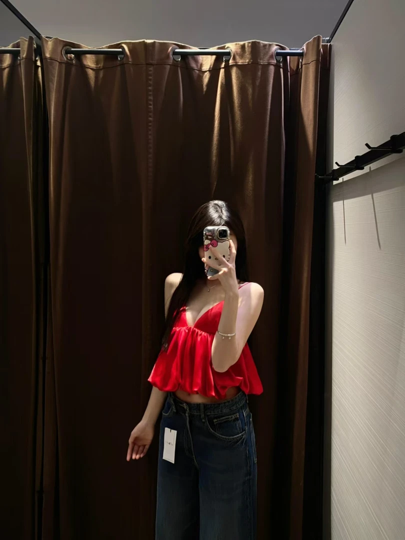 2025新款红色泰式海边独特外穿绝美缎面蓬蓬小吊带上衣女牛仔裤潮