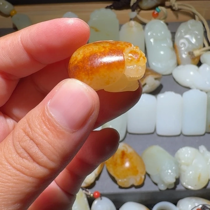 颈饰未镶嵌和田玉（白玉）