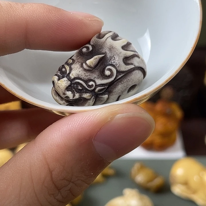 瓷片精致雕刻工艺精湛