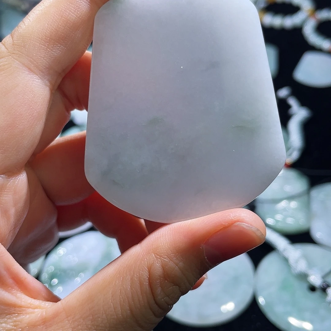 翡翠未镶嵌颈饰无事牌