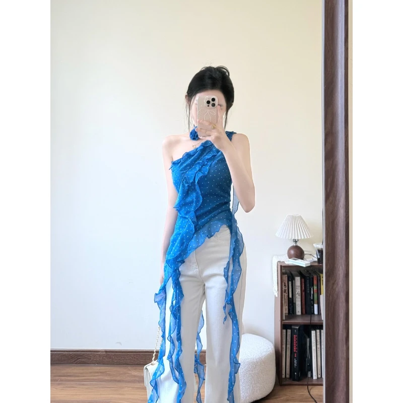 法式冰川蓝露肩波点吊带不规则飘带荷叶边背心搭配修身牛仔裤套装