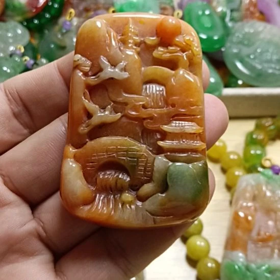 翡翠颈饰未镶嵌菩**音