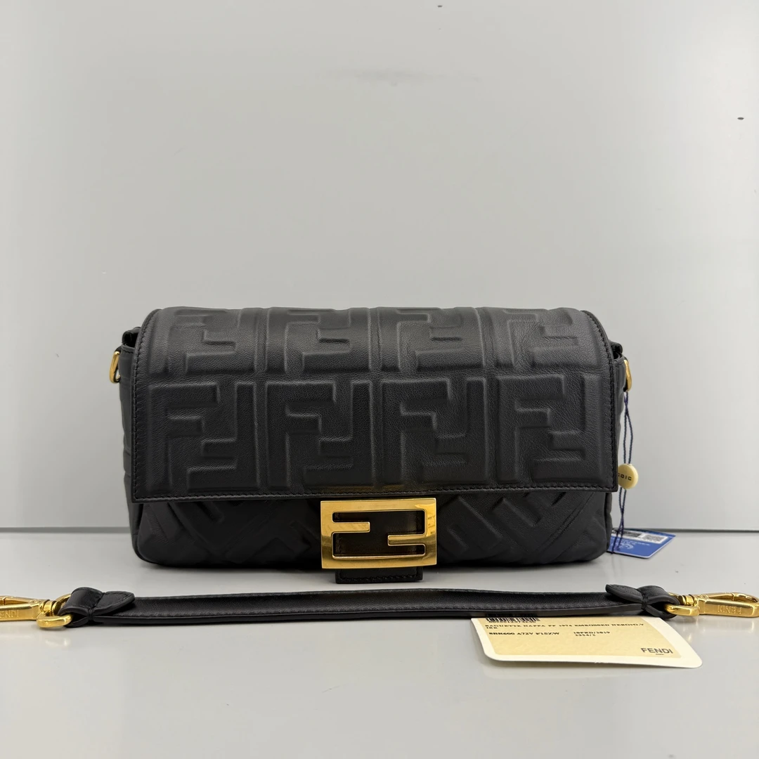 95新 FENDI/芬迪 优选/黑金中号法棍包19年少肩带/26×13×6/Z12297
