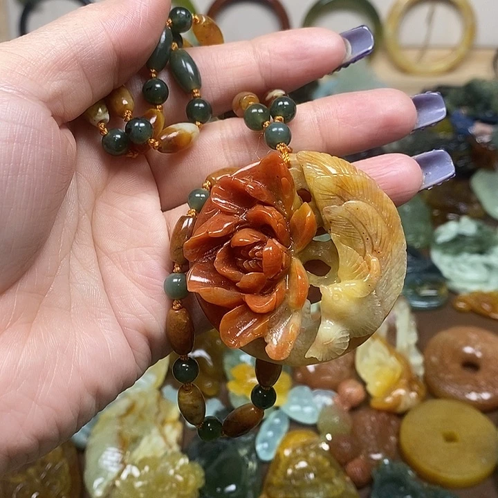 蛇纹石玉吊坠未镶嵌行****时