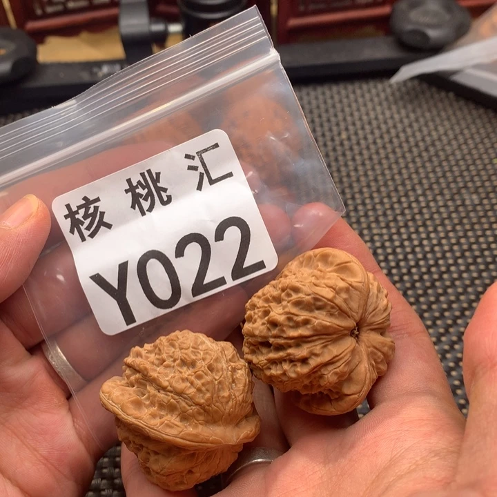 文玩核桃吊坠血麒麟