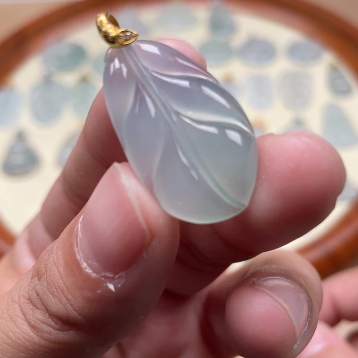 翡翠18K金镶嵌颈饰叶子