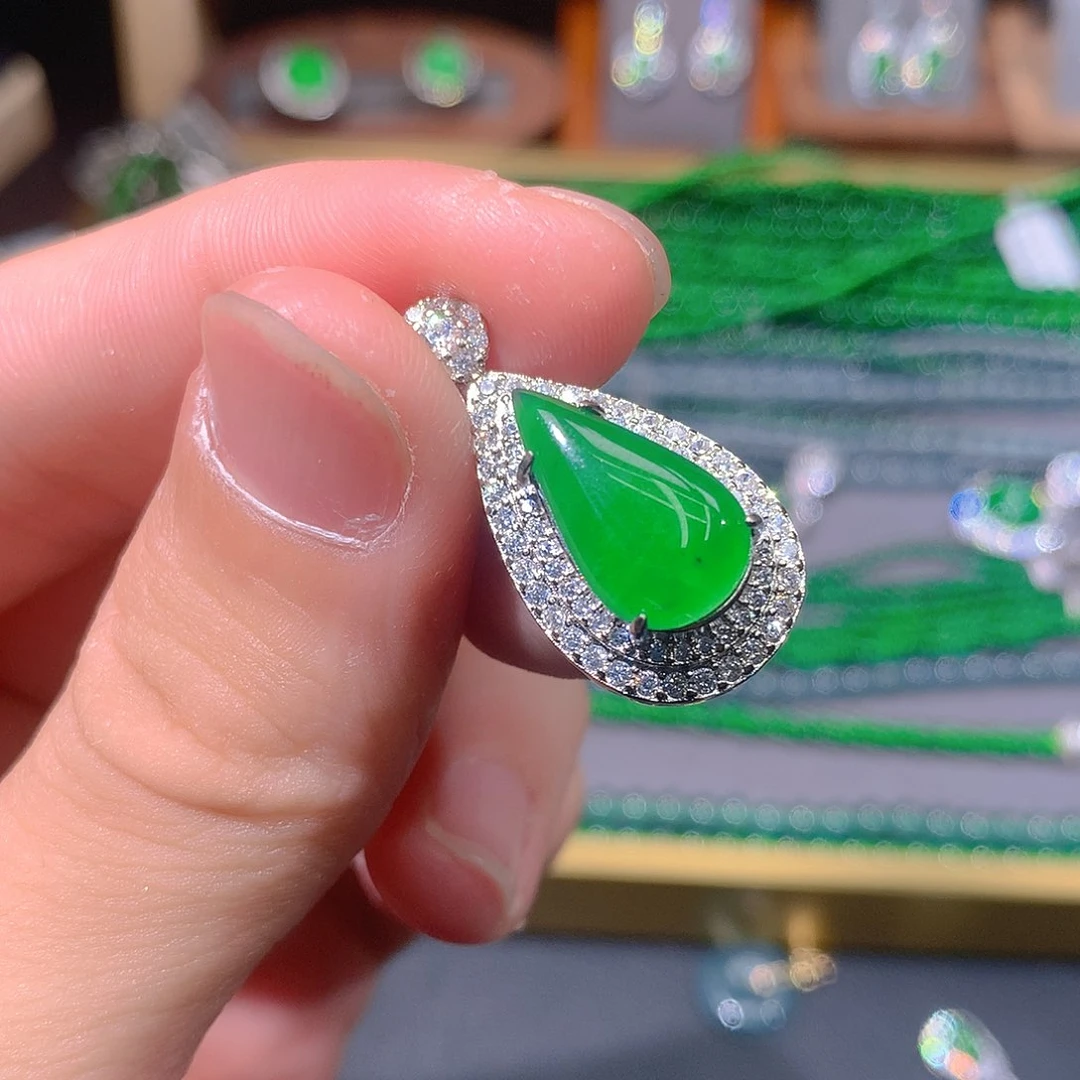 翡翠吊坠(赠链)未镶嵌天然