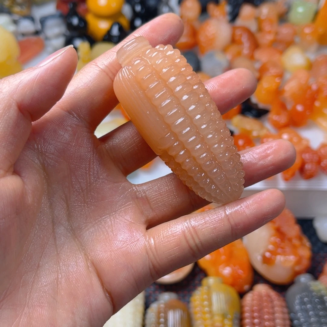 小***点颈饰未镶嵌石英质玉（金丝玉）