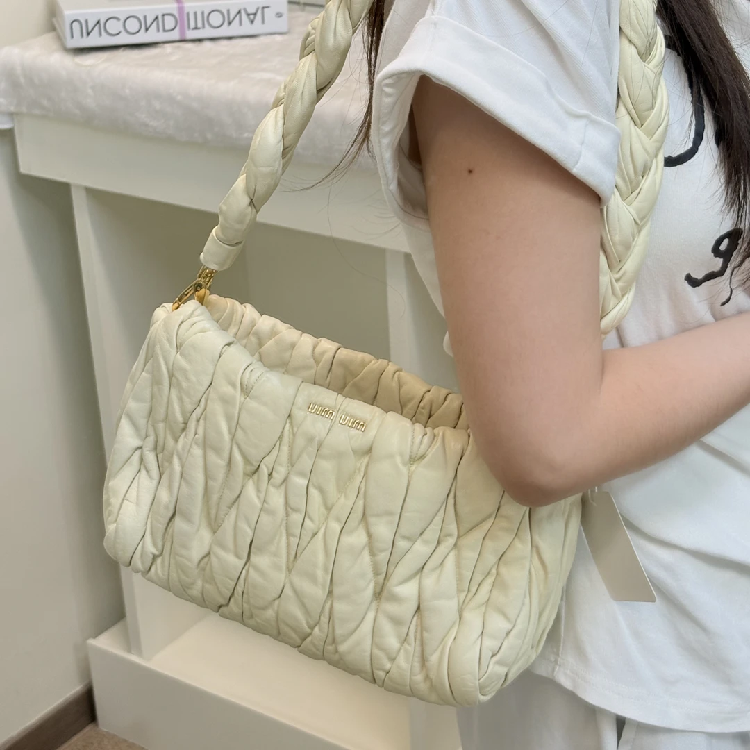 95新 MIU MIU/缪缪 白色泡芙云朵单肩包好适合日常出行