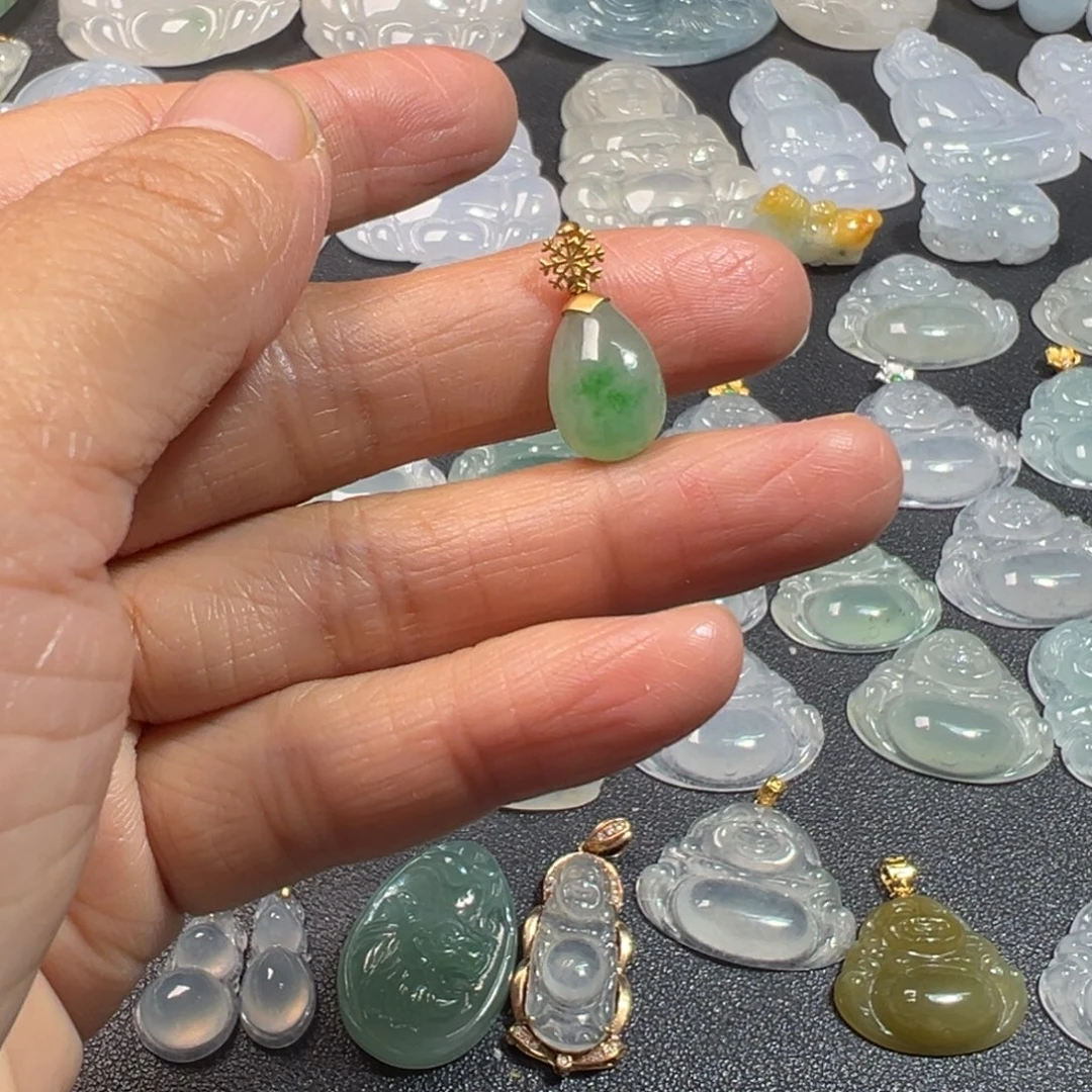 翡翠18K金镶嵌颈饰水滴