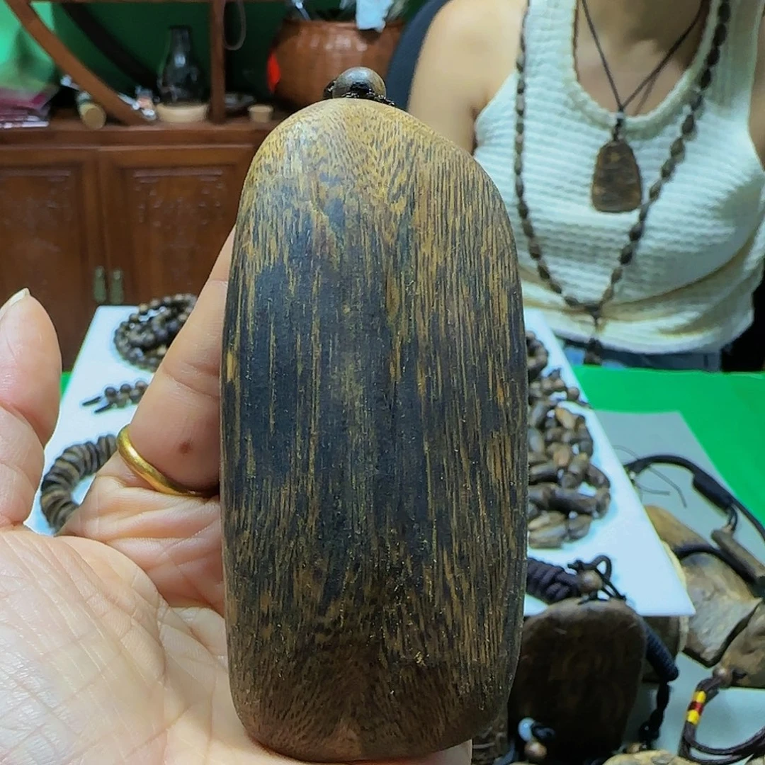 手把件沉香乔*海南白奇乌身虫漏瘤疤带绳48克