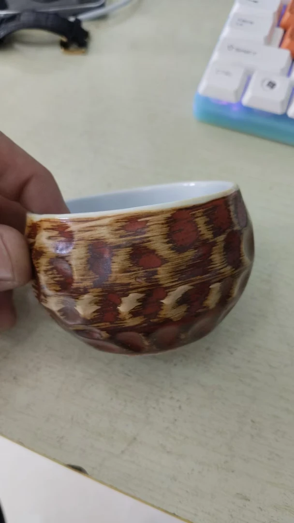 手握杯